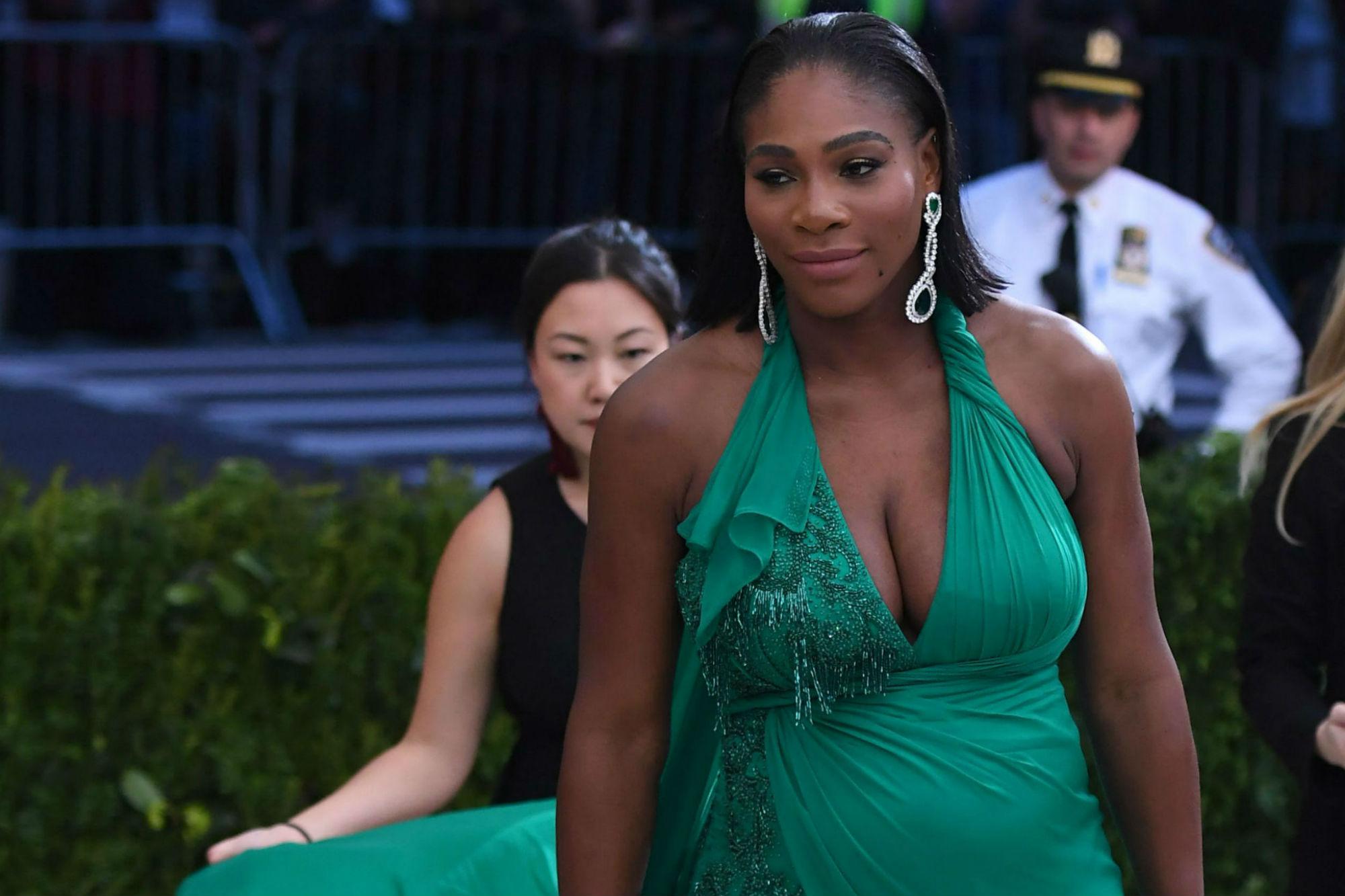 La tennista Serena Williams arriva al Met Gala in abito verde smeraldo mostrando il pancione (Foto Afp)