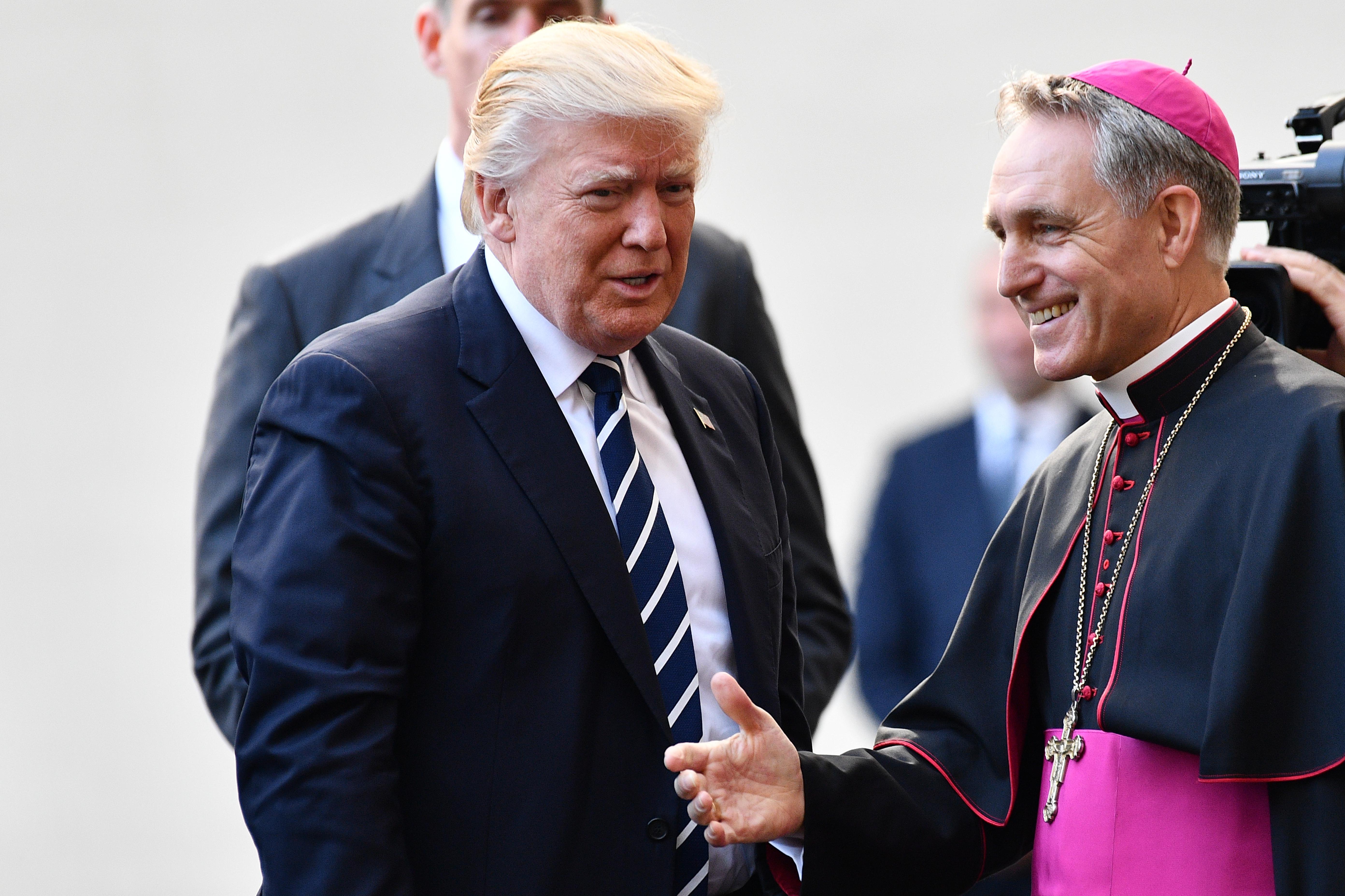 Trump è accolto dal prefetto della famiglia papale, Georg Gaenswein (AFP PHOTO)