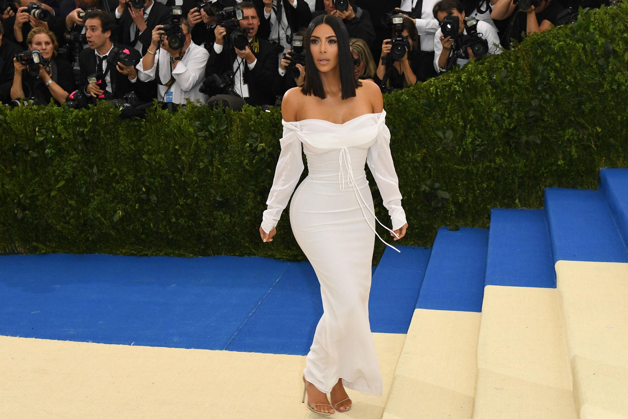 Kim Kardashian in bianco Vivienne Westwood (Foto Afp)
