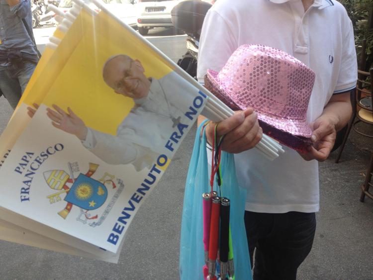 Bandierine a 1 euro, a Genova spuntano venditori di gadget papali