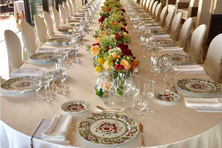 G7, tovaglie sartoriali e ceramiche di Versace per la cena di gala al Timeo