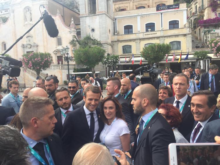 G7, selfie e foto per Macron al termine della conferenza stampa