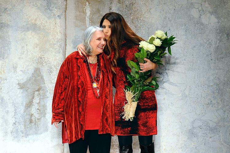 Laura Biagiotti e sua figlia Lavinia al termine di una sfilata a Milano (Fotogramma) - FOTOGRAMMA
