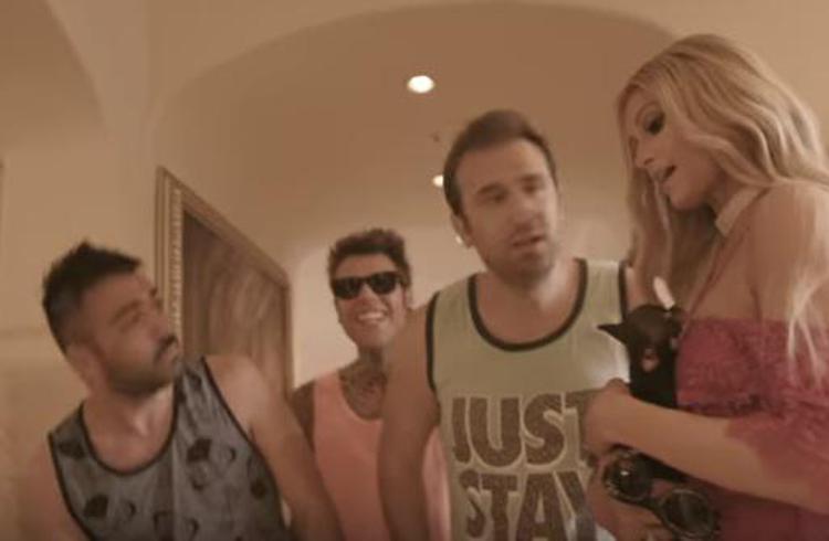 Fedez e J-Ax, nel video di 'Senza pagare' anche Paris Hilton