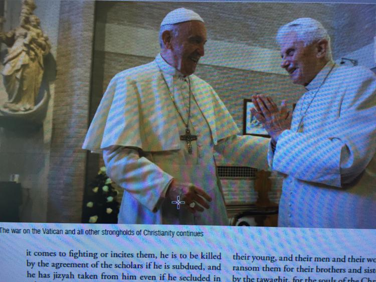 (Bergoglio e Ratzinger nella foto pubblicata su 'Rumiyah')
