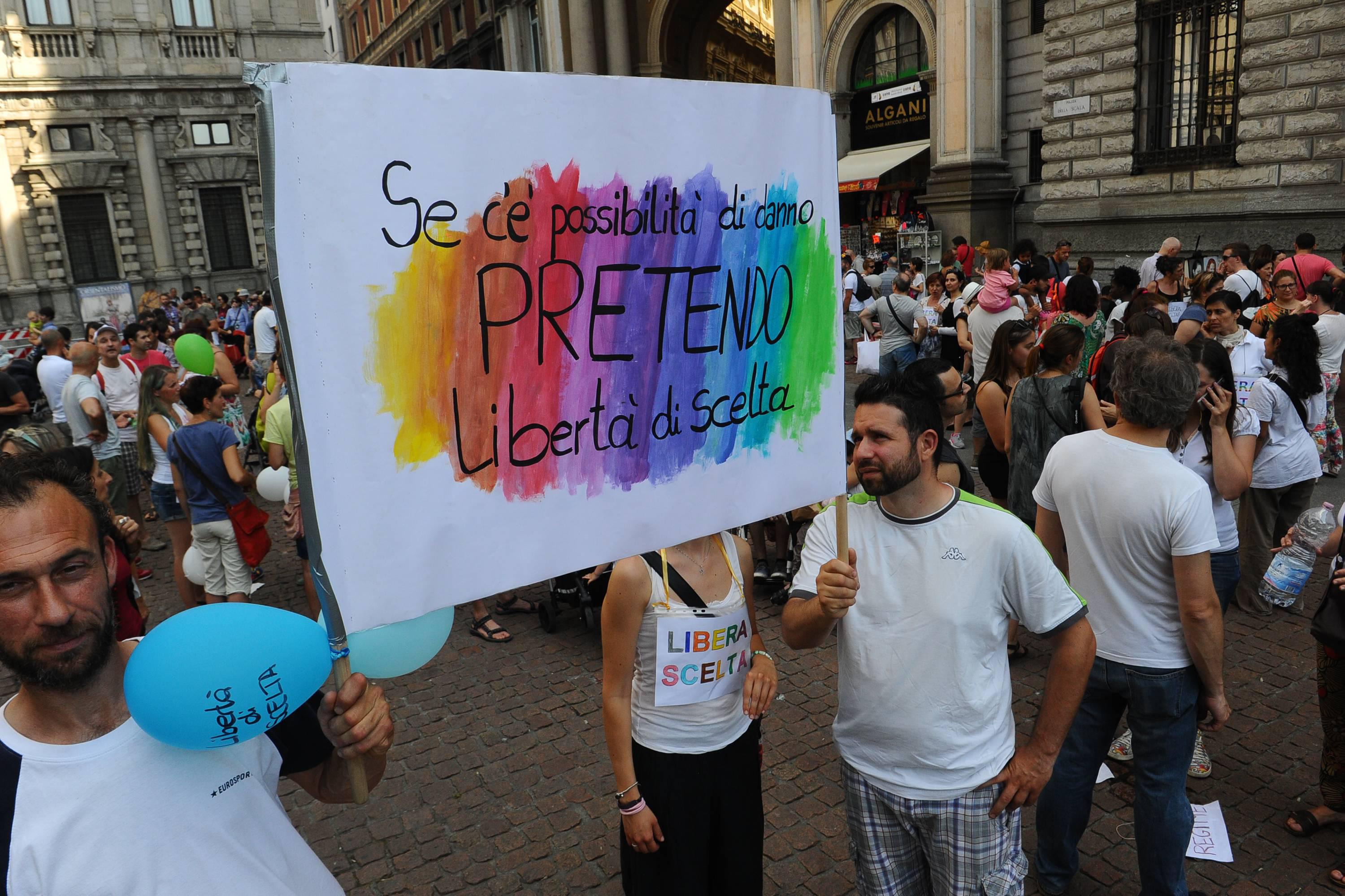 Piazza Scala a Milano, manifestazione dei genitori per la libertà di scelta sulle vaccinazioni ai bambini contro i vaccini obbligatori (FOTOGRAMMA)