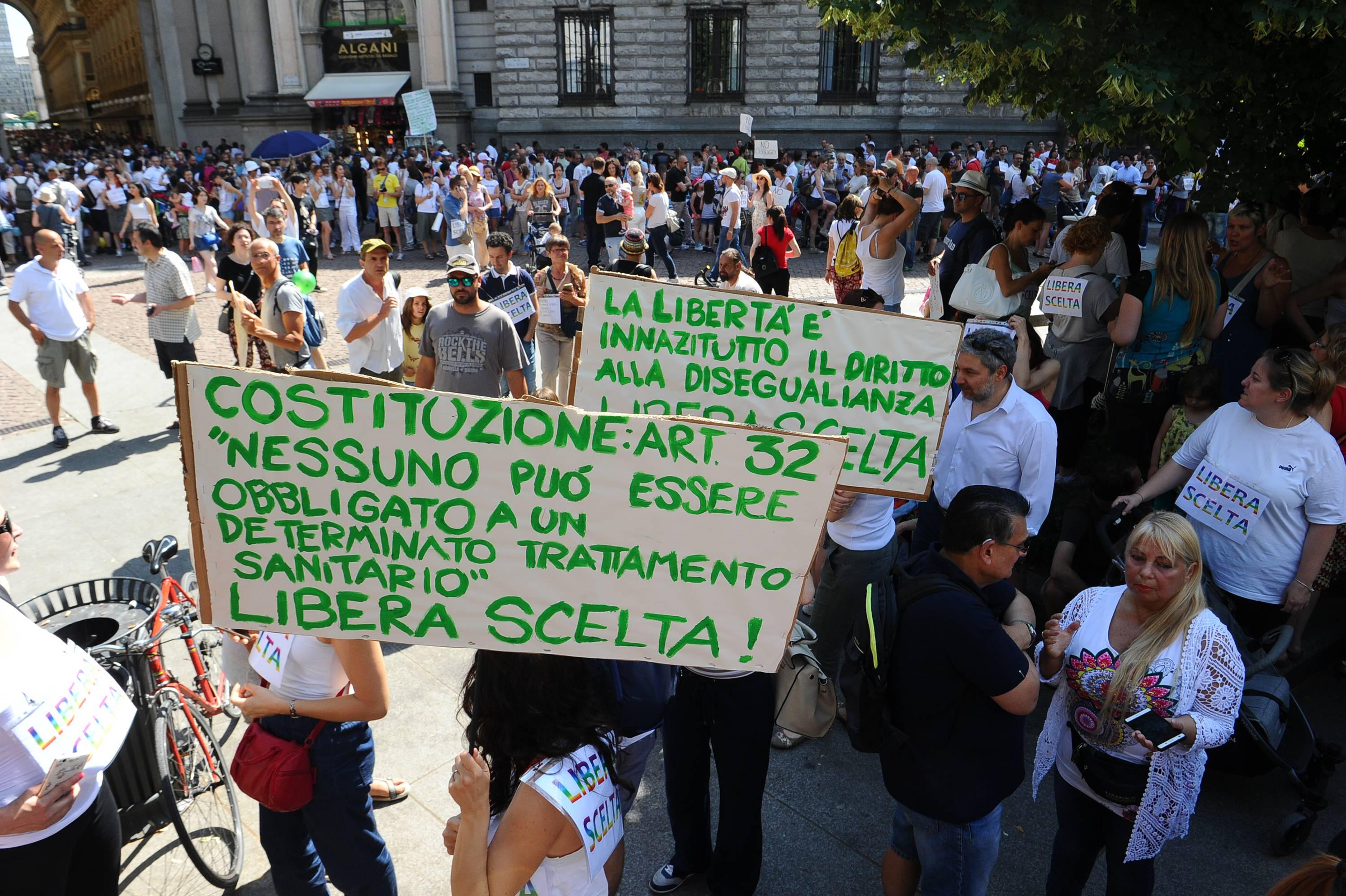 Piazza Scala, Manifestazione dei genitori per la libertà di scelta sulle vaccinazioni ai bambini contro i vaccini obbligatori (FOTOGRAMMA)