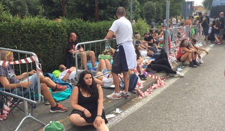 Fan di Vasco Rossi in attesa del concerto di Modena