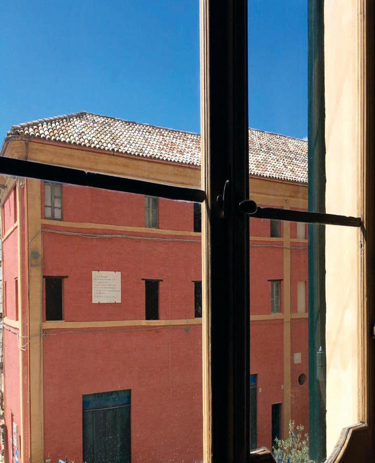 Lo stabile delle scuderie di Palazzo Leopardi, a Recanati, con le finestre della casa di 'Silvia', visto  dalla finestra della stanza dove studiava Giacomo Leopardi.