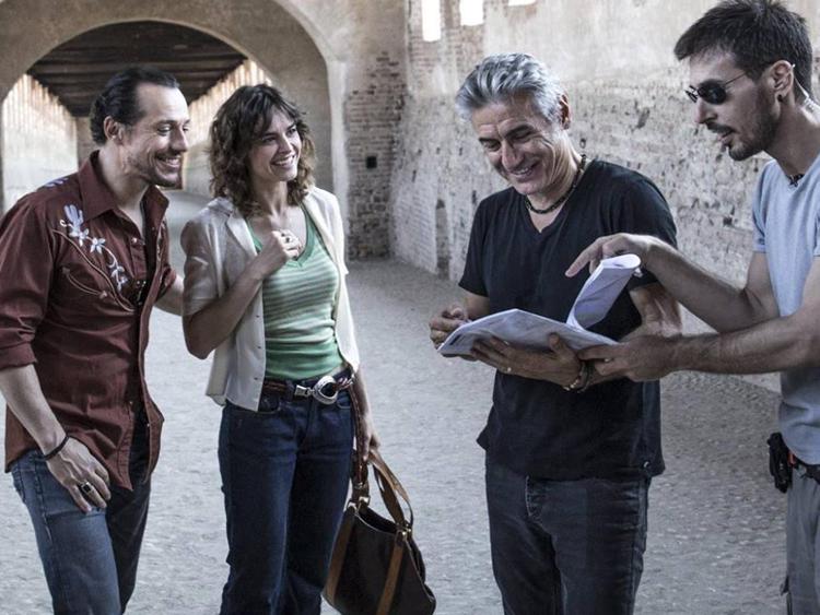 Stefano Accorsi, Kasia Smutniak e Luciano Ligabue  in un momento della lavorazione di 'Made in Italy'.