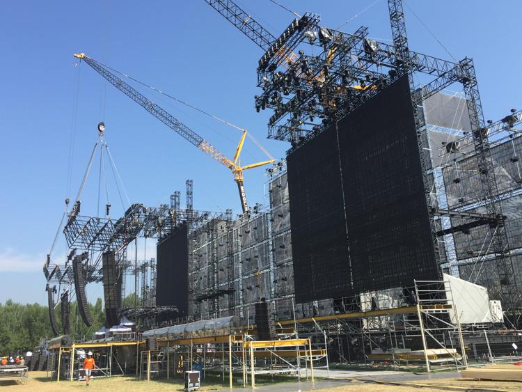 Il grande palco del Modena Park in allestimento 