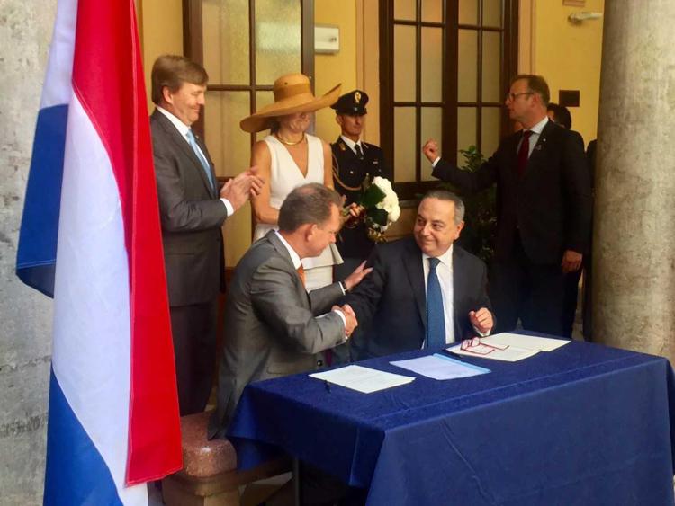 La firma del protocollo Palermo-Olanda