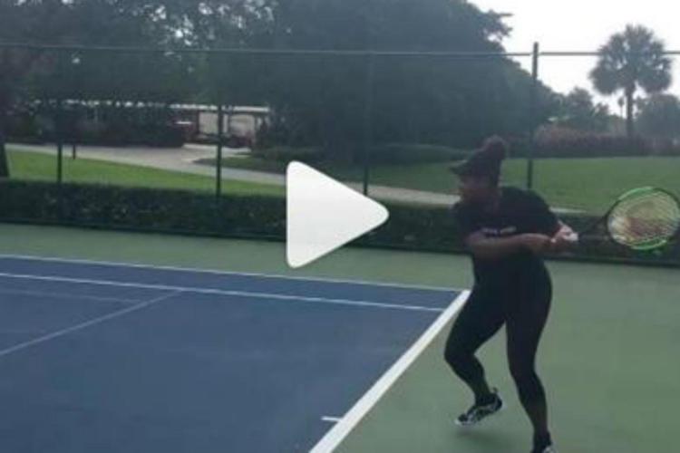 Serena Williams scende in campo con il 'pancione'