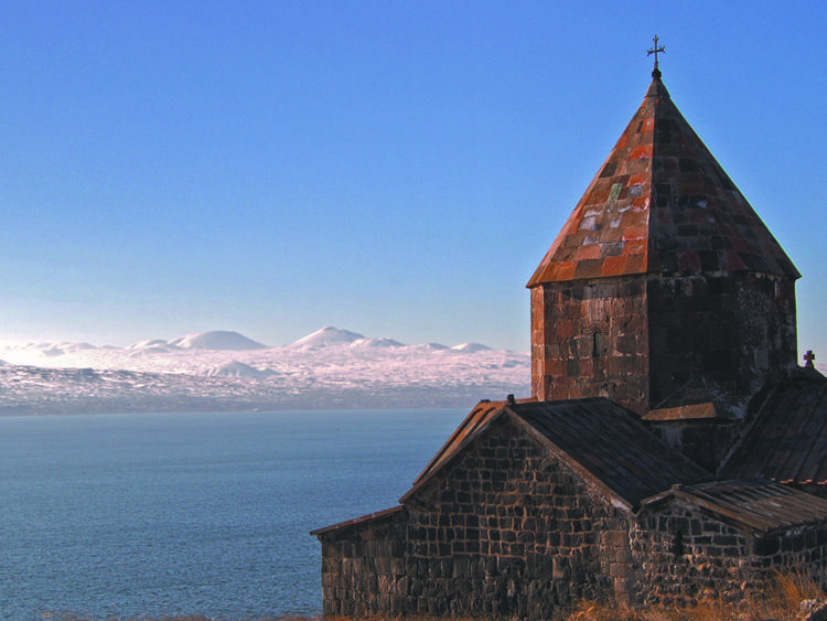 Uno scorcio del monastero di  Sevanavank in Armenia e del  panorama che offre