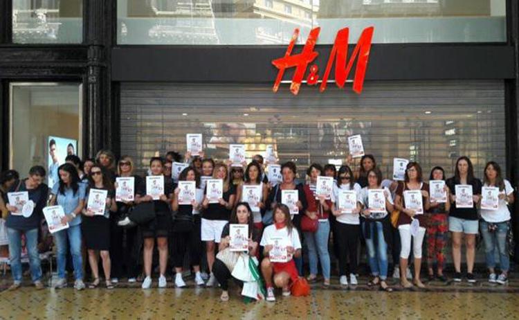 Serrande giù da H&M, lavoratori in piazza contro licenziamenti