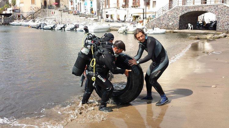 Rifiuti: via gli pneumatici usati dalle coste italiane, al via campagna
