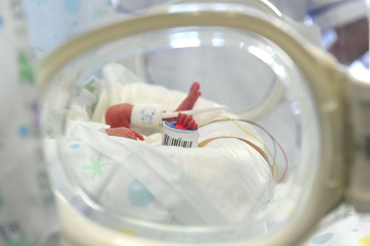 Contrae meningite da un bacio, neonata muore a 18 giorni
