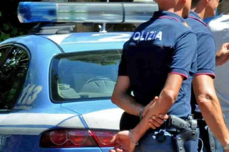 Genova, 40enne violenta la figlia adolescente in una baracca