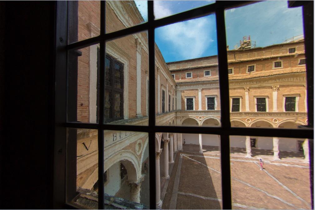 Cortile del Palazzo Ducale (CREDIT: A.Cambone, R.Isotti - Homo ambiens/Touring Club Italiano)