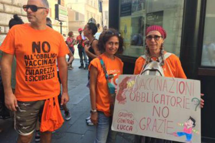 Lawmakers attacked in Rome by anti-vaccination protesters