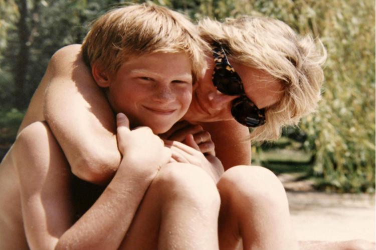 Lady Diana con il figlio Harry in uno degli scatti pubblicati su Facebook dalla Royal Family
