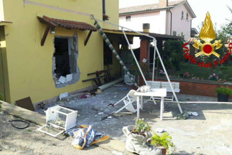 Roma, esplosione in una villetta ad Anguillara: 4 feriti
