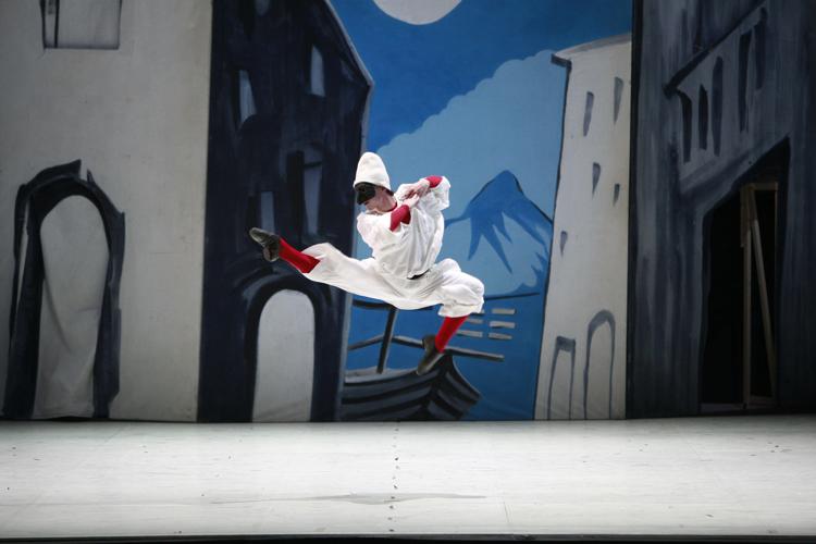 Una scena di 'Pulcinella', il balletto in scena a Pompei con la compagnia del Teatro dell'Opera di Roma, diretta da Eleonora Abbagnato
