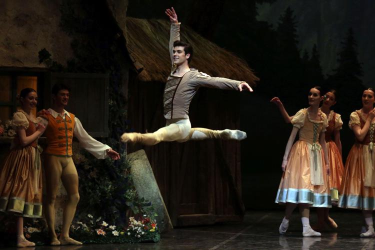 Roberto Bolle protagonista di 'Giselle', con il corpo di ballo scaligero, in tournée negli Usa - (foto Brescia e Amisano)