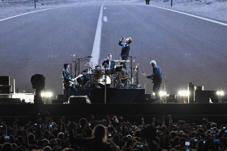 Gli U2 sul palco del The Joshua Tree Tour (foto di Danny North)