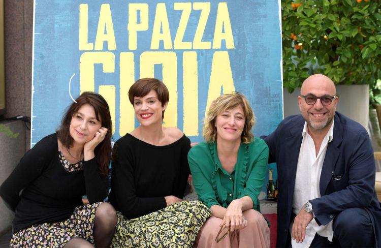 Il regista Paolo Virzì accanto alle attrici protagoniste de 'La Pazza gioia',  Valeria Bruni Tedeschi e Micaela Ramazzotti