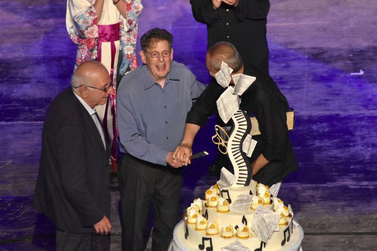 Philip Glass a Ravello davanti alla torta per i suoi 80 anni (foto Pino Izzo)