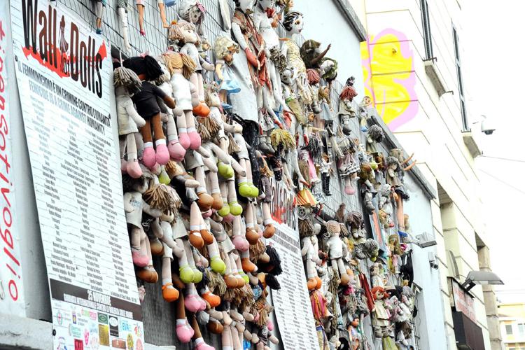 Il muro delle bambole a Milano dedicato alle vittime di femminicidio (Fotogramma) - FOTOGRAMMA