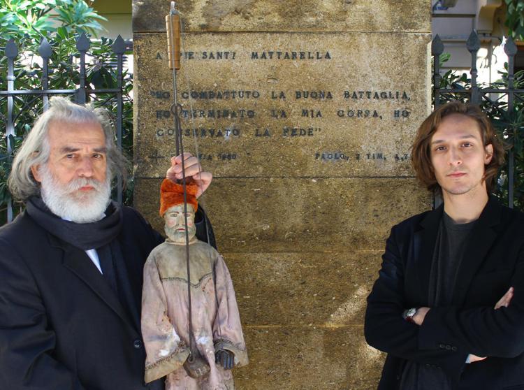 Il cantastorie siciliano Mimmo Cuticchio e l'attore Dario Aita  davanti alla lapide che ricorda Piersanti Matterella
