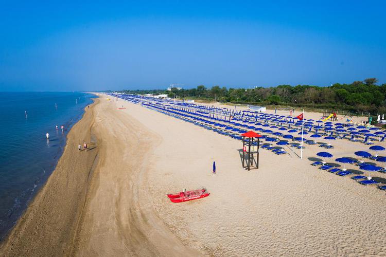 Mare: Bibione, dal 2018 la spiaggia sarà tutta 'smoke free'