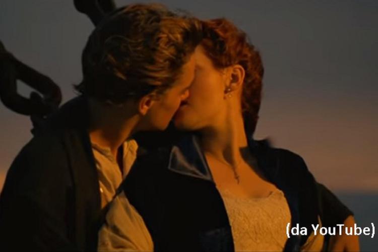 Il bacio tra Leonardo DiCaprio e Kate Winslet in 'Titanic'