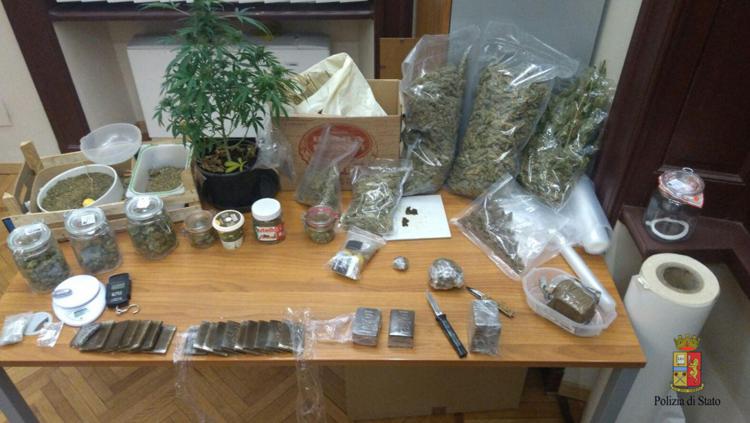 Varese, sorpreso in casa con 4 chili di hashish e marijuana: arrestato