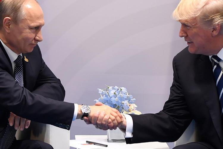 Putin e Trump si stringono la mano durante il summit del G20 ad Amburgo (Afp) - AFP