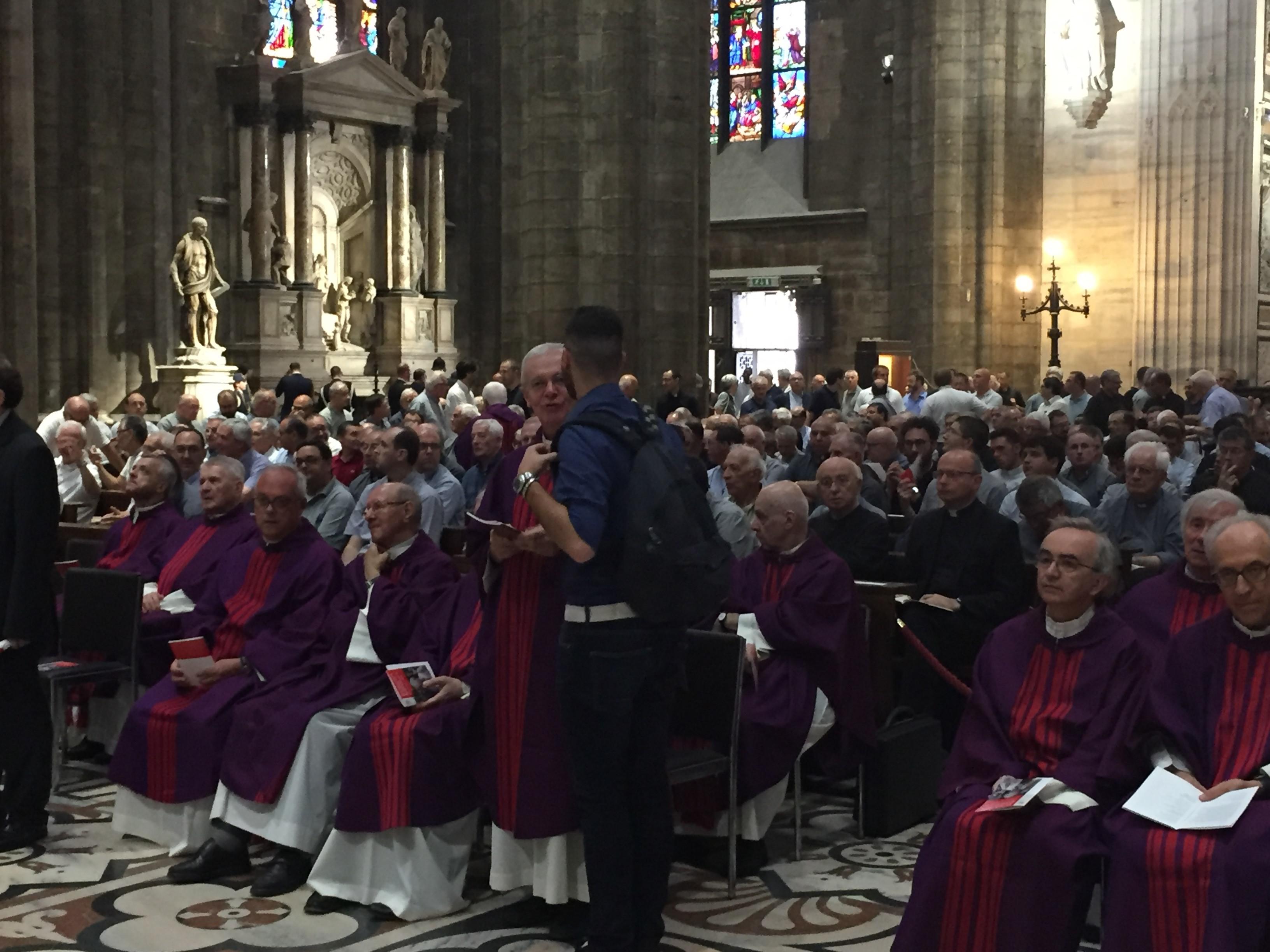 Vescovi, cardinali e preti si preparano a cerimonia funebre