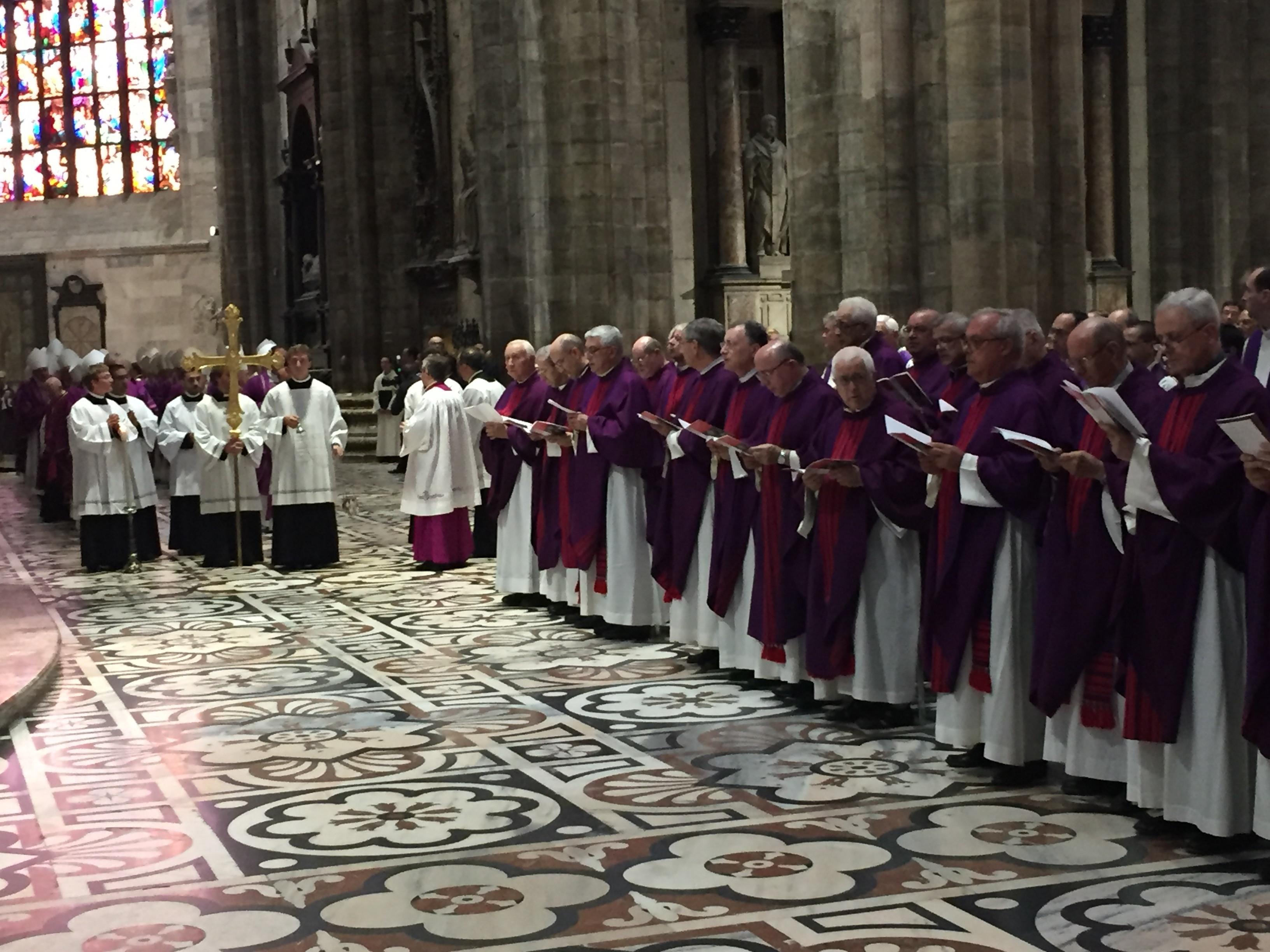 Vescovi e cardinali in preghiera all'inizio della cerimonia