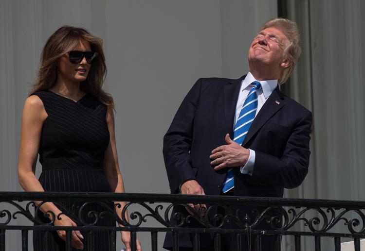 Il presidente Donald Trump e la first lady Melania assistono all'eclissi parziale visibile da Washington (AFP) - AFP