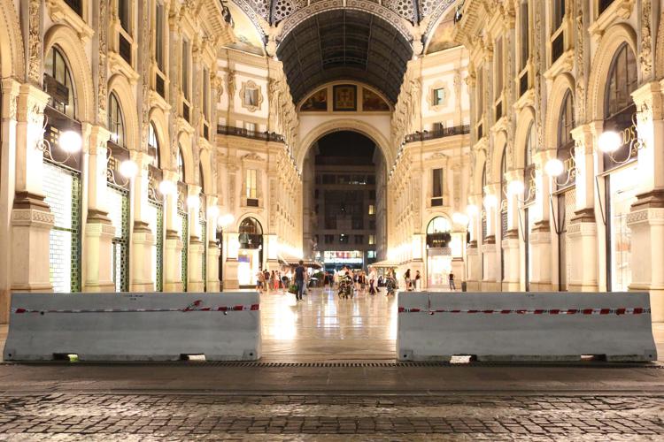 Barriere in piazza del Duomo e in  Galleria Vittorio Emanuele a Milano - FOTOGRAMMA