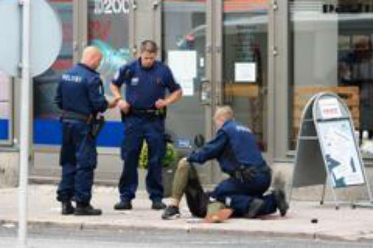 La polizia di Turku arresta il 18enne marocchino (AFP PHOTO)(AFP PHOTO)