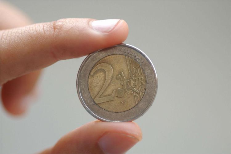 Due euro vere, immagine di repertorio (Fotogramma)