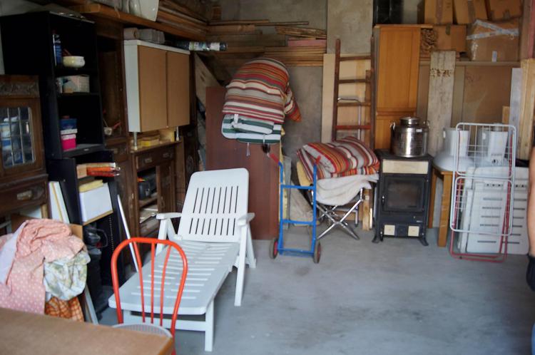 Il garage in cui erano segregate le due vittime (Fotogramma) - FOTOGRAMMA