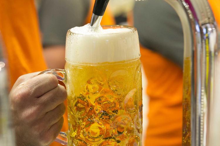 Alimenti: lo studio, birra genera 6 mld euro l'anno per bar e ristoranti