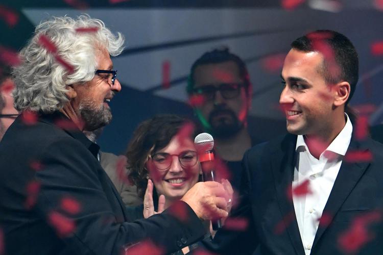 Luigi Di Maio e Beppe Grillo sul palco di 'Italia 5 Stelle' a Rimini (AFP PHOTO)