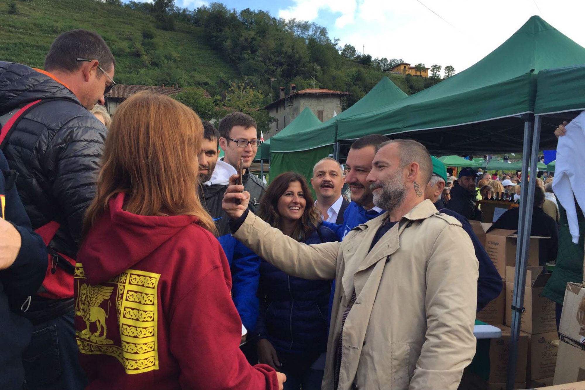 Matteo Salvini tra i suoi sostenitori (Foto AdnKronos)