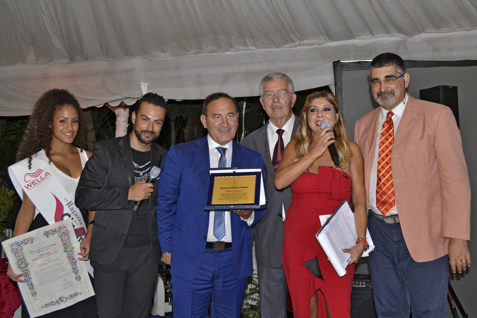 Durante la premiazione di Anthony Pasquale con Anthony Peth Luciano Bruschini Lisa Bernardini Colonnello Anania