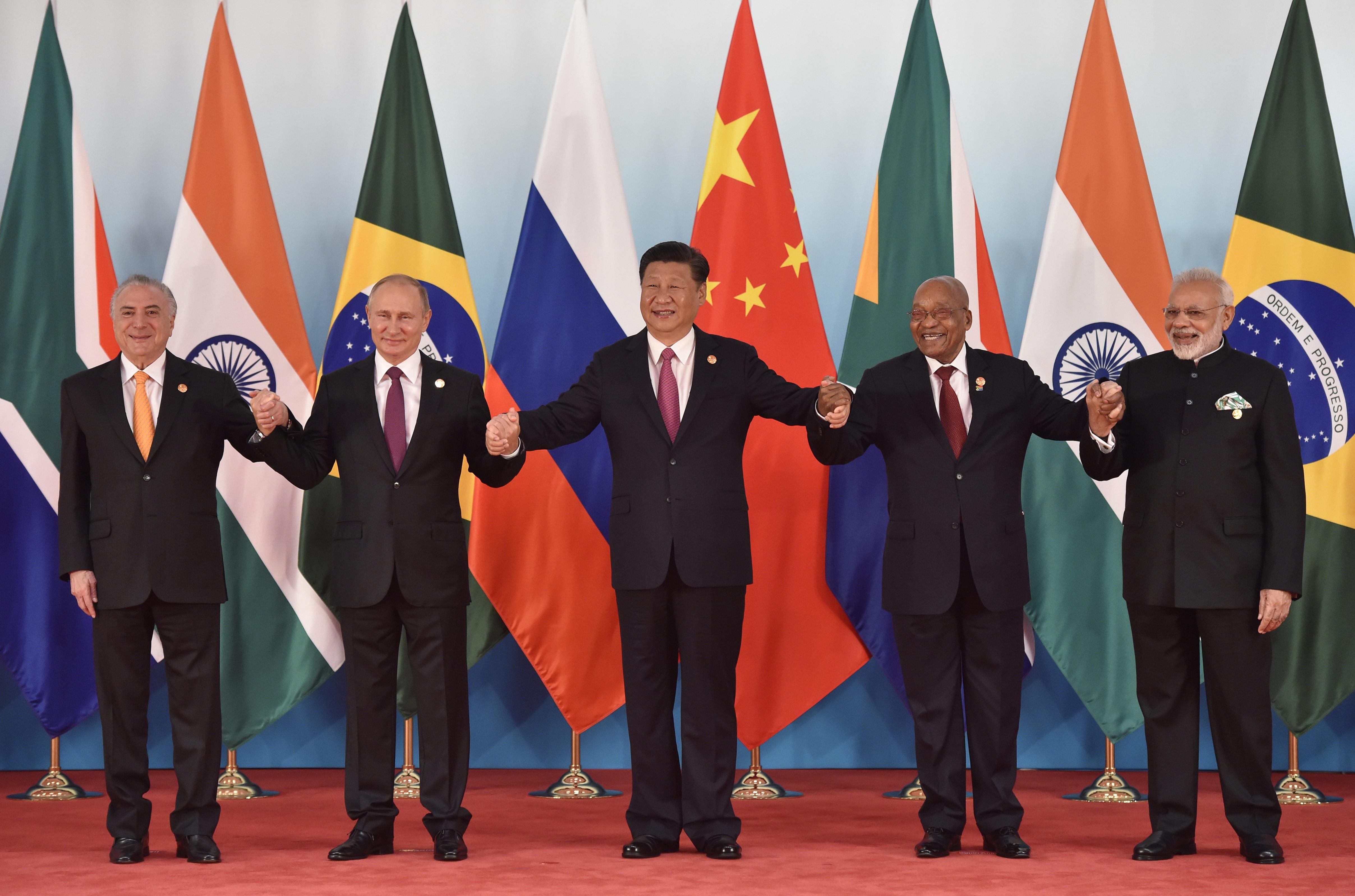I cinque dei Brics, da destra il presidente del Brasile Michel Temer, il presidente della Russia Vladimir Putin, presidente Cinese Xi Jinping, presidente del Sudafrica Jacob Zuma, e il primo ministro indiano Narendra Modi