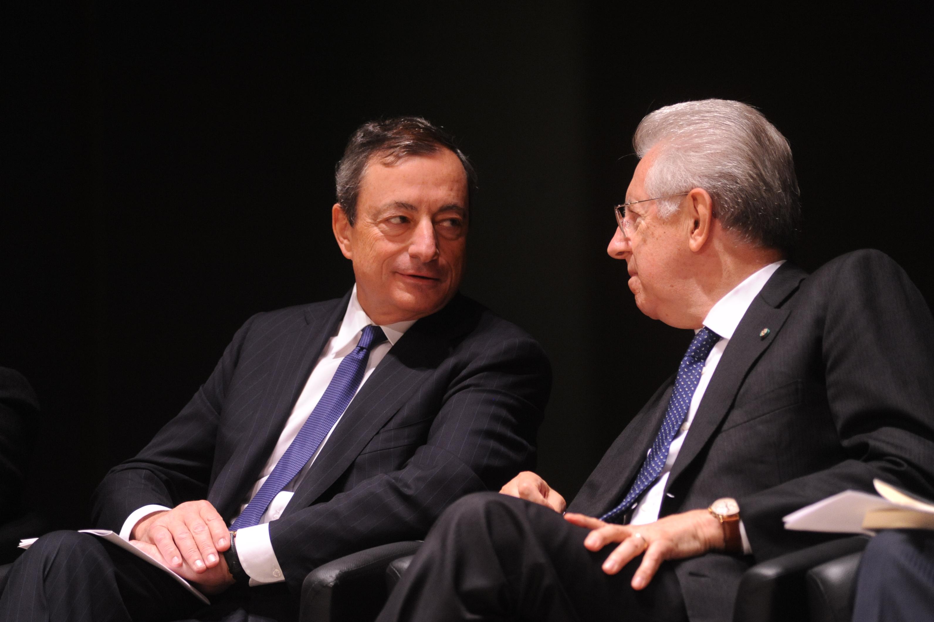 Mario Draghi e Mario Monti (Fotogramma)